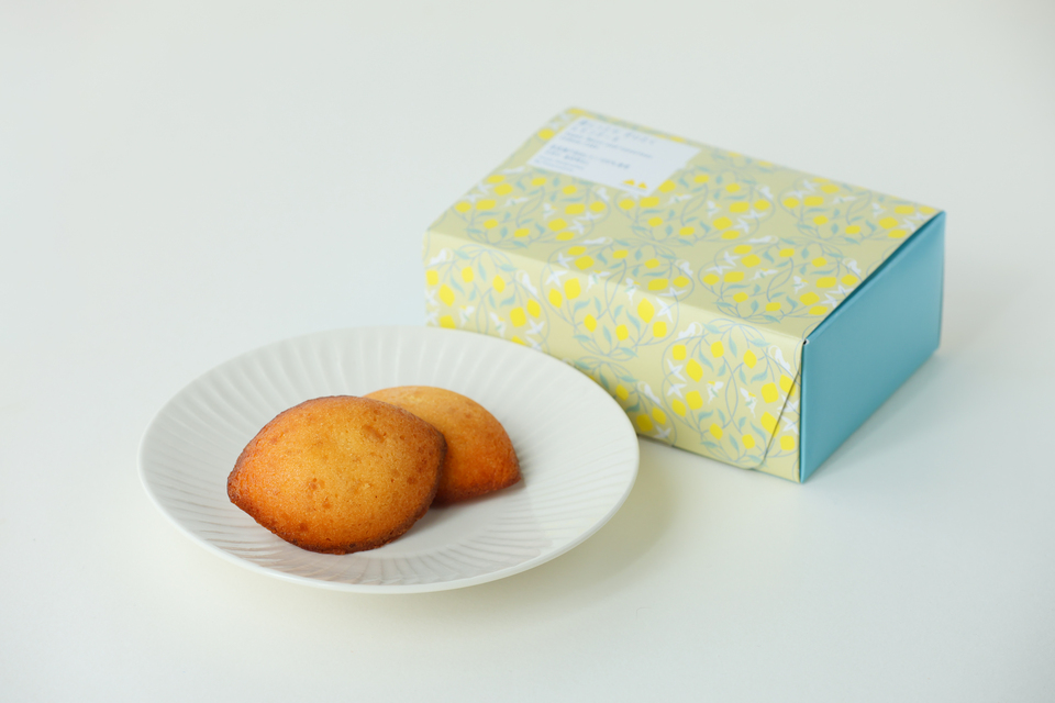 〈超しっとり!ぜいたくレモンケーキ(ギフト向き箱入り)〉広島県産農薬不使用レモンピールたっぷりで手作り