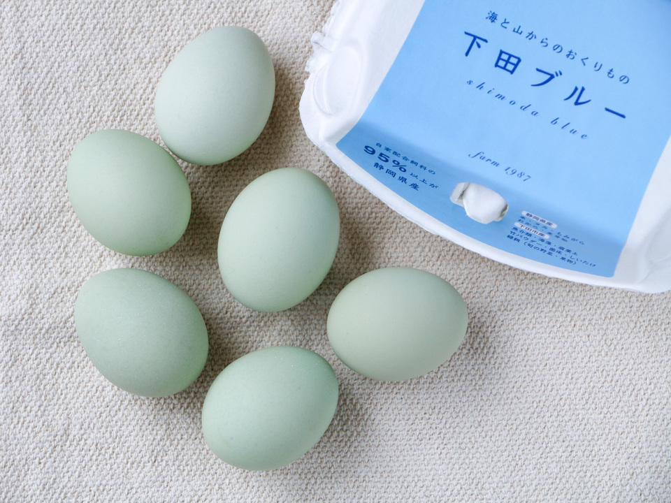 【母の日ギフト!メッセージカード付】24時間放牧養鶏卵<アローカナの産む幸せの青い卵・下田ブルー>NHKで紹介!オメガ3が普通の4倍!