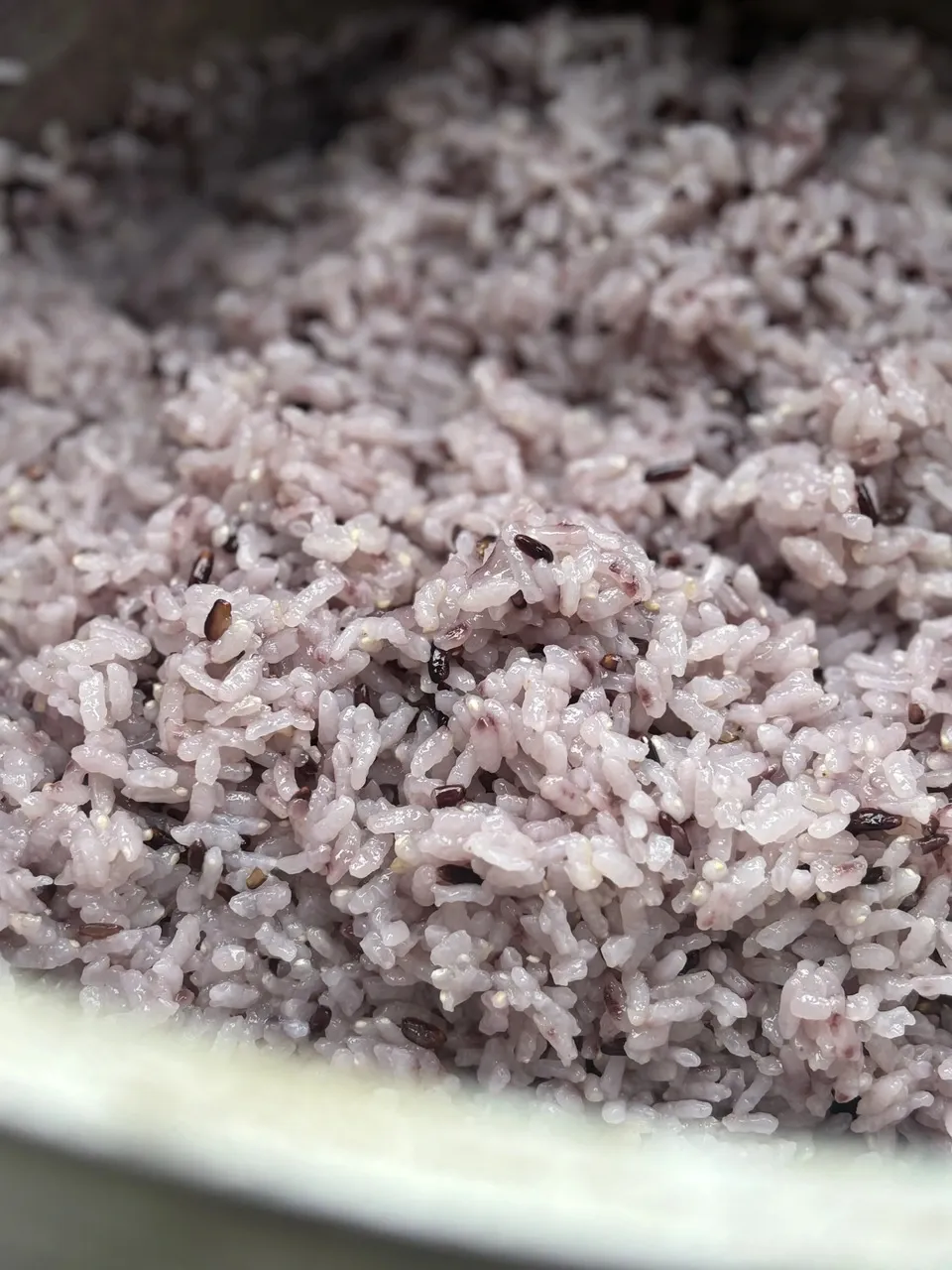農薬・動物性肥料不使用ではざかけ天日干し<種継ぎ黒米/朝紫>古代からの味わい香り高くもちもち食感