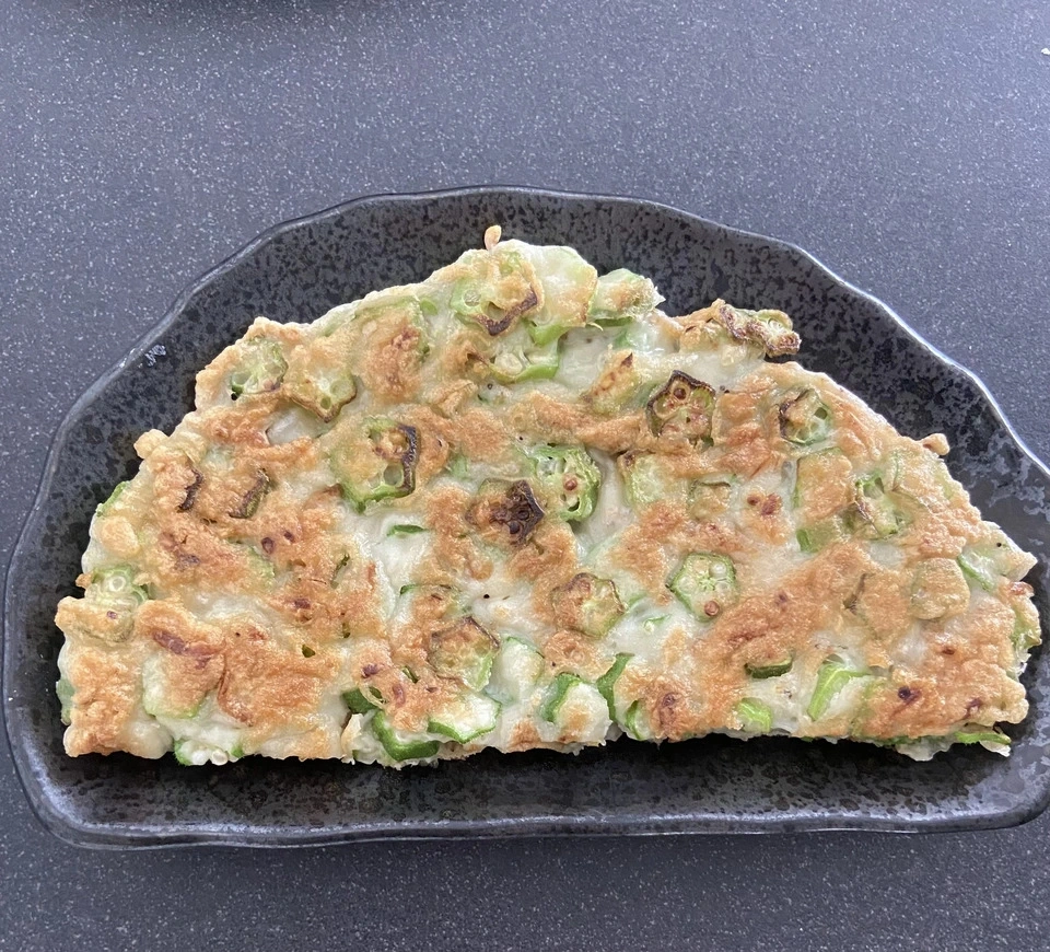 自然栽培で育てた、旬のオクラを箱いっぱいに詰めた無選別セット(宅急便コンパクト満杯詰め)