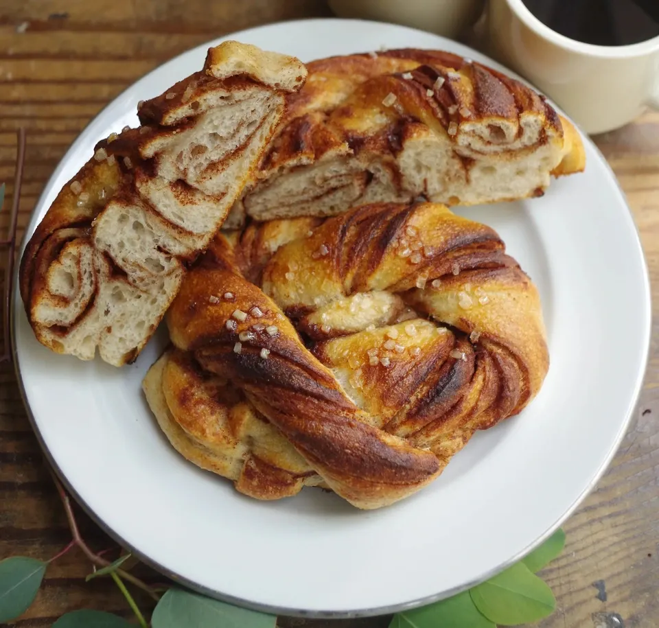 シナモンパン 業）24個入 北欧カフェのシナモンロール: クロワッサン・パン