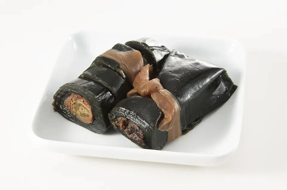 創業以来受け継ぐ伝統的食材〈昆布巻〉紅鮭・にしん・能登がき・ぶりを手作業&こだわりの調味料でやさしい味付けに仕上げた一品