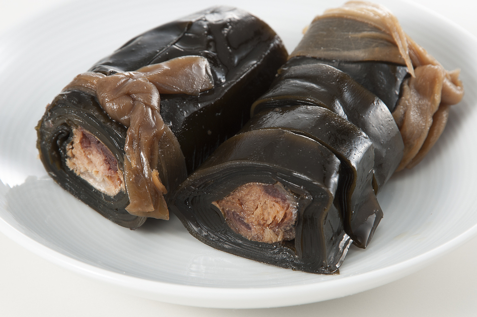 創業以来受け継ぐ伝統的食材〈昆布巻〉紅鮭・にしん・能登がき・ぶりを手作業&こだわりの調味料でやさしい味付けに仕上げた一品