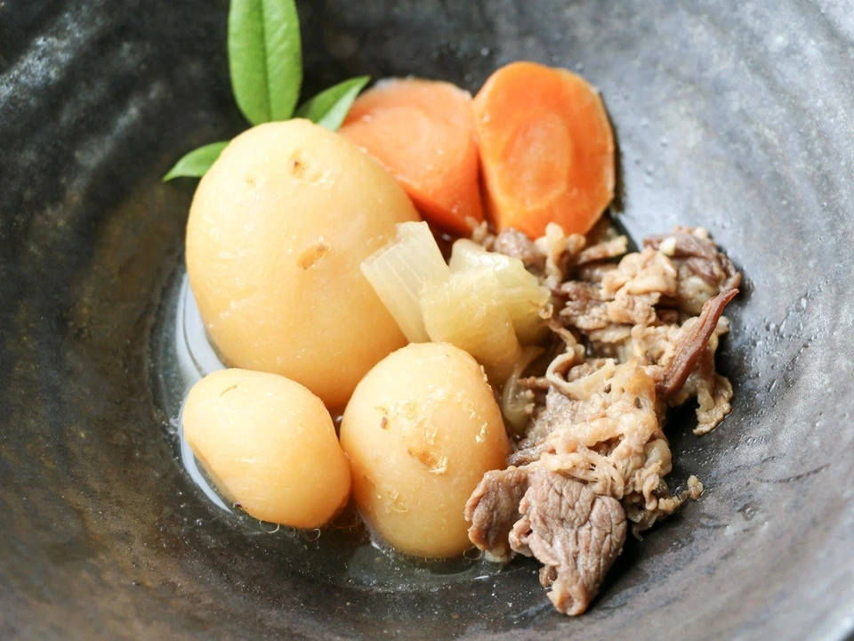 和食の定番〈肉じゃが〉食品添加物不使用でこだわりの原材料と調味料でやさしい味付けに仕上げた一品