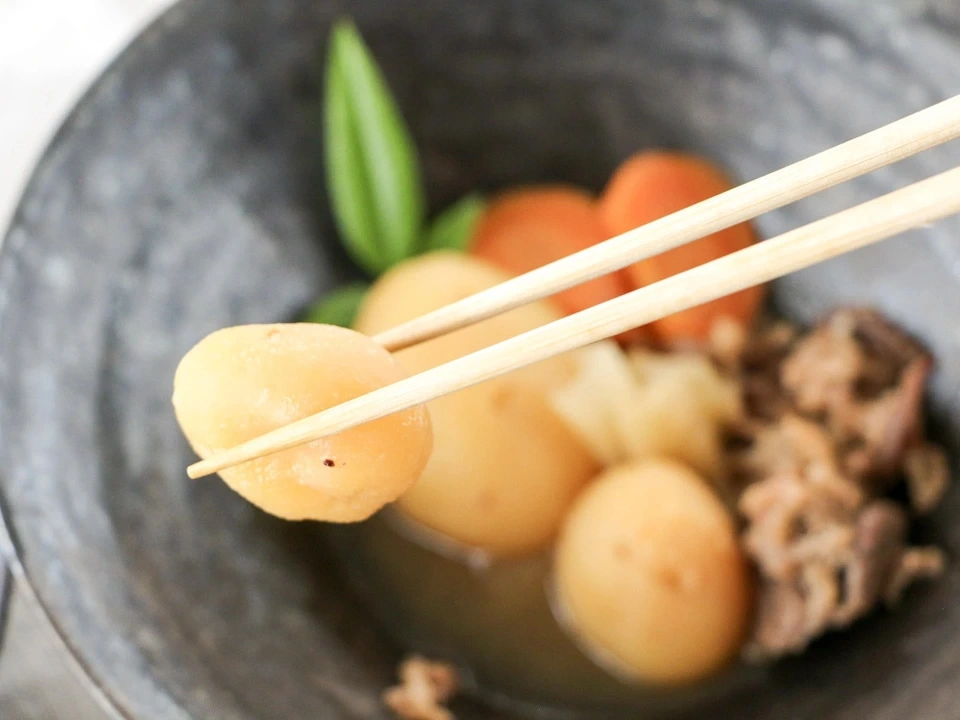 和食の定番〈肉じゃが〉食品添加物不使用でこだわりの原材料と調味料でやさしい味付けに仕上げた一品