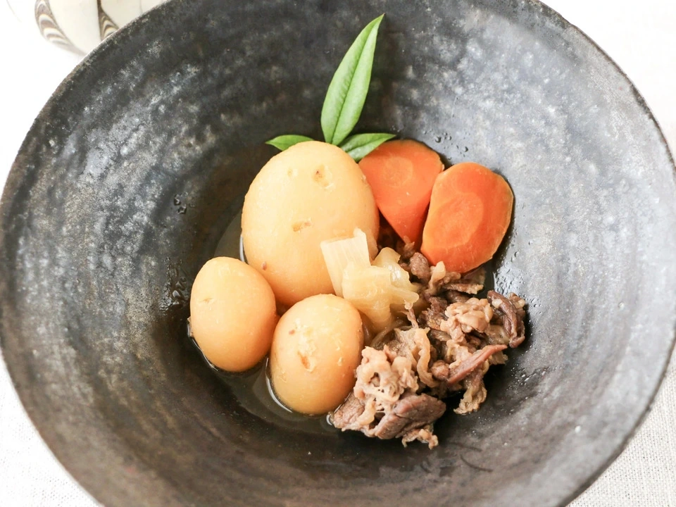 和食の定番〈肉じゃが〉食品添加物不使用でこだわりの原材料と調味料でやさしい味付けに仕上げた一品