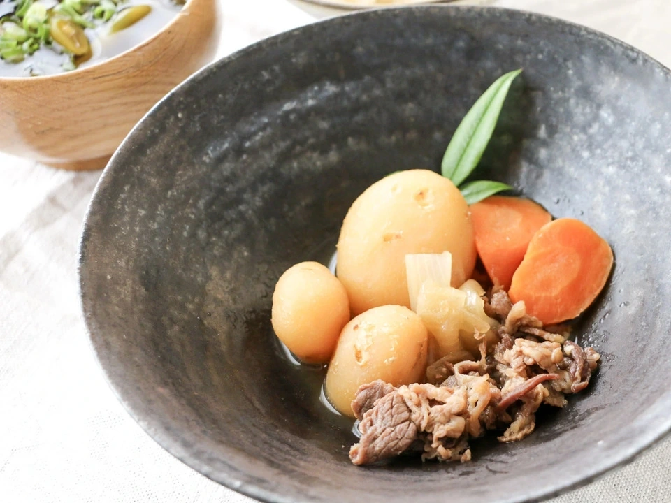 和食の定番〈肉じゃが〉食品添加物不使用でこだわりの原材料と調味料でやさしい味付けに仕上げた一品