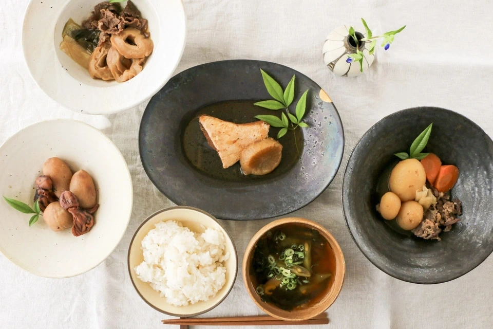 和食の定番〈肉じゃが〉食品添加物不使用でこだわりの原材料と調味料でやさしい味付けに仕上げた一品