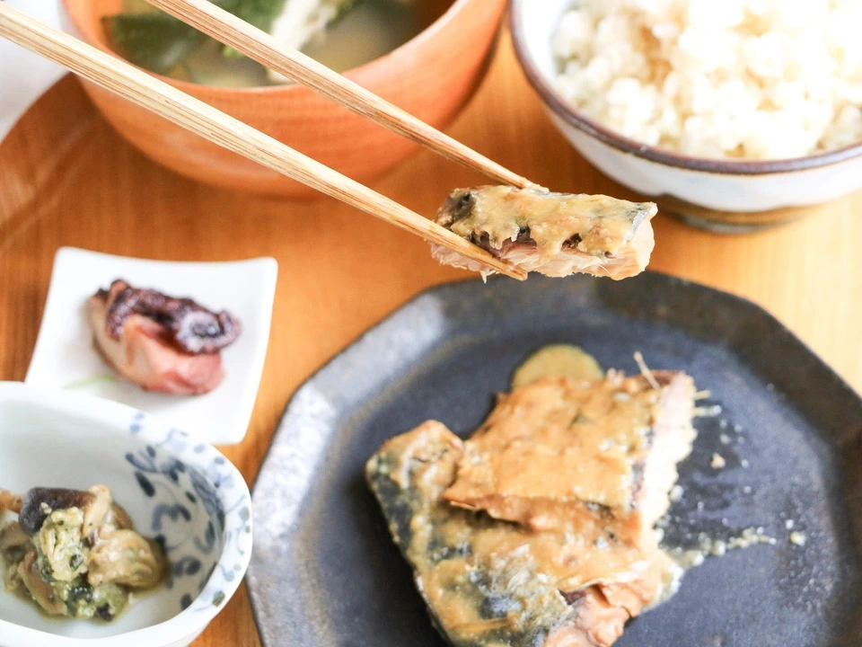 能登産真さばを加賀味噌で味付け〈さば味噌煮〉やさしい味に仕上げたお魚惣菜の定番