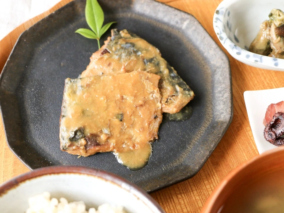 能登産真さばを加賀味噌で味付け〈さば味噌煮〉やさしい味に仕上げたお魚惣菜の定番