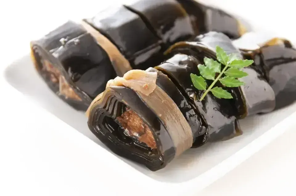 創業以来受け継ぐ伝統的食材〈昆布巻〉紅鮭・にしん・能登がき・ぶりを