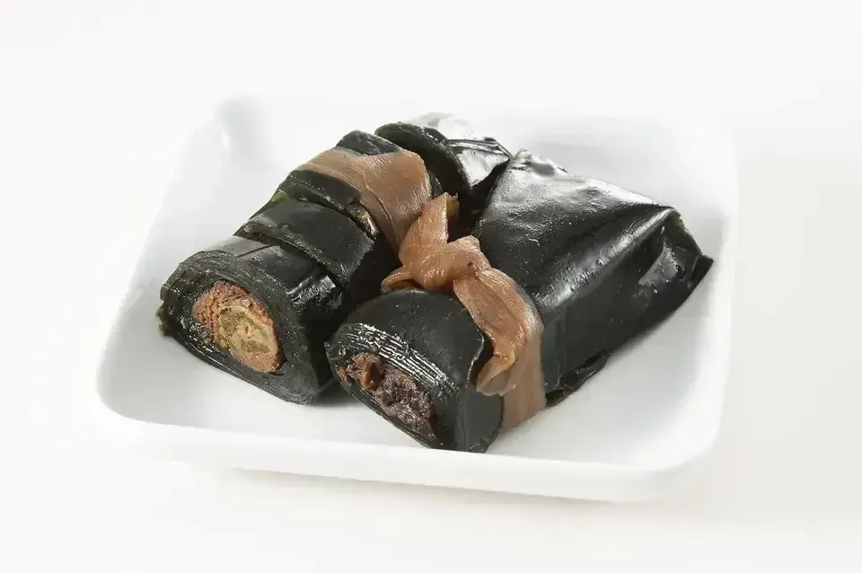 創業以来受け継ぐ伝統的食材〈昆布巻〉紅鮭・にしん・能登がき・ぶりを