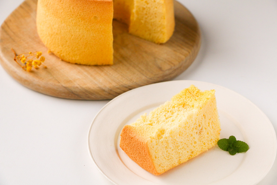 農薬不使用米粉と有機素材で手作り＜ふんわりしっとり米粉シフォンケーキ/8カット箱入り＞ノンオイルで乳・小麦・食品添加物不使用