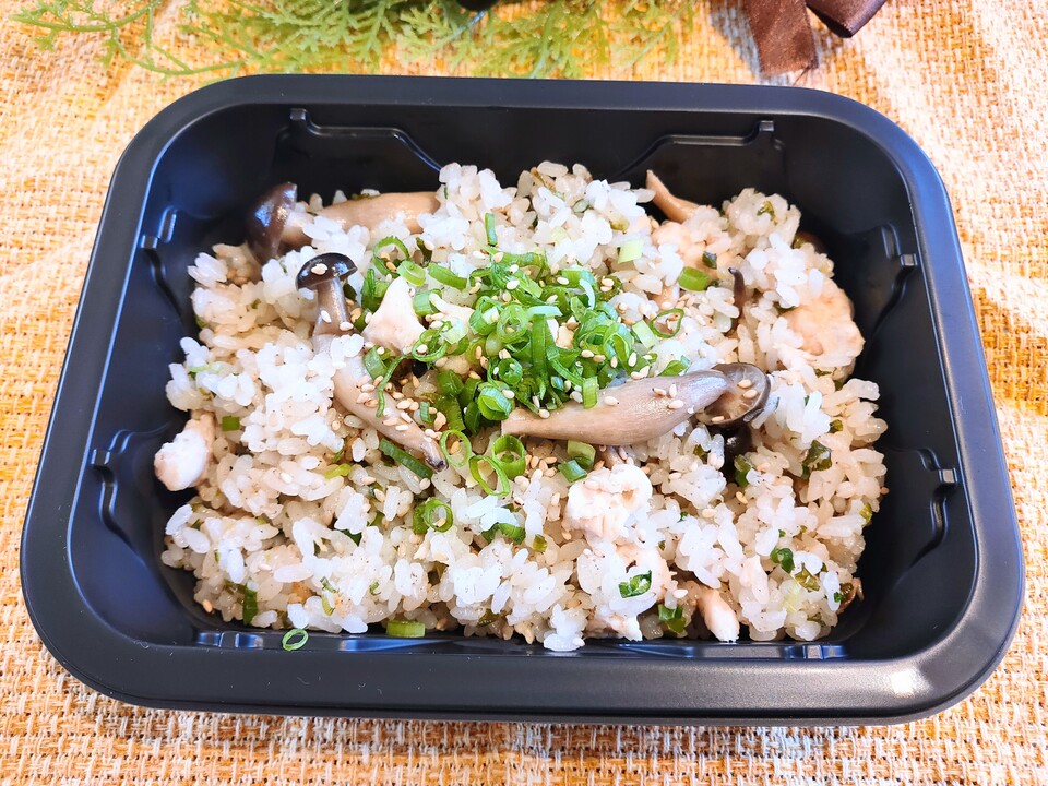 調味料に頼らない、出汁でここまで美味しい。四万十鶏の<ゴマ香るネギ塩炊き込みご飯 > 無添加・グルテンフリー・天日塩100%