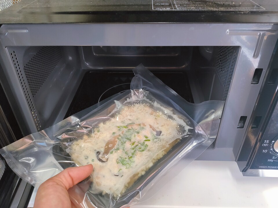 調味料に頼らない、出汁でここまで美味しい。四万十鶏の<ゴマ香るネギ塩炊き込みご飯 > 無添加・グルテンフリー・天日塩100%