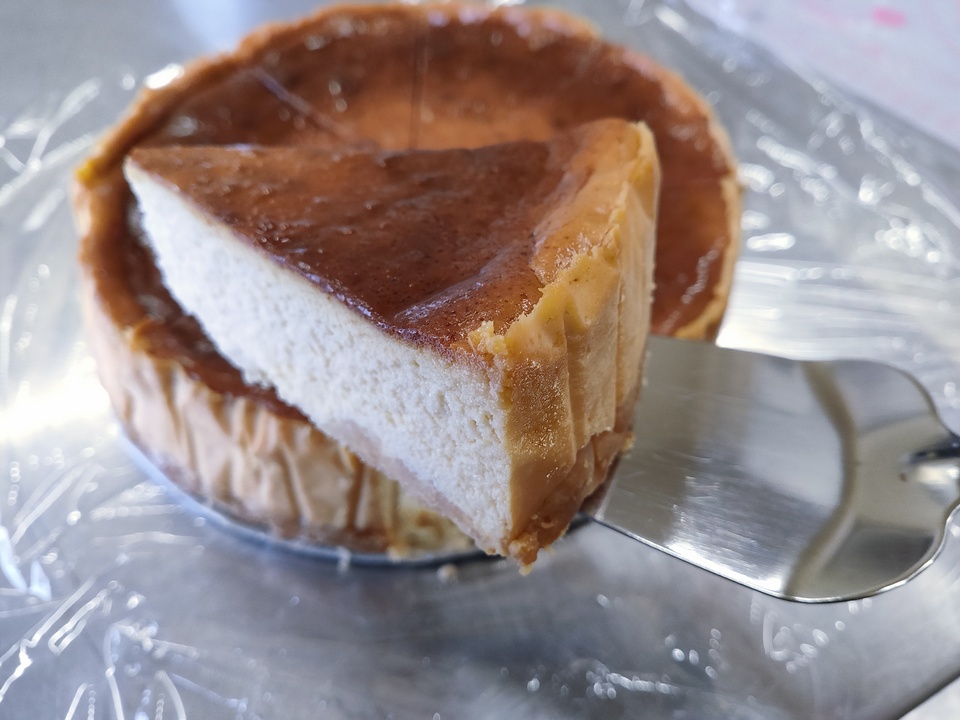 無添加・小麦・砂糖不使用なのにチーズが濃くて満足できる。濃厚ベイクドチーズケーキ