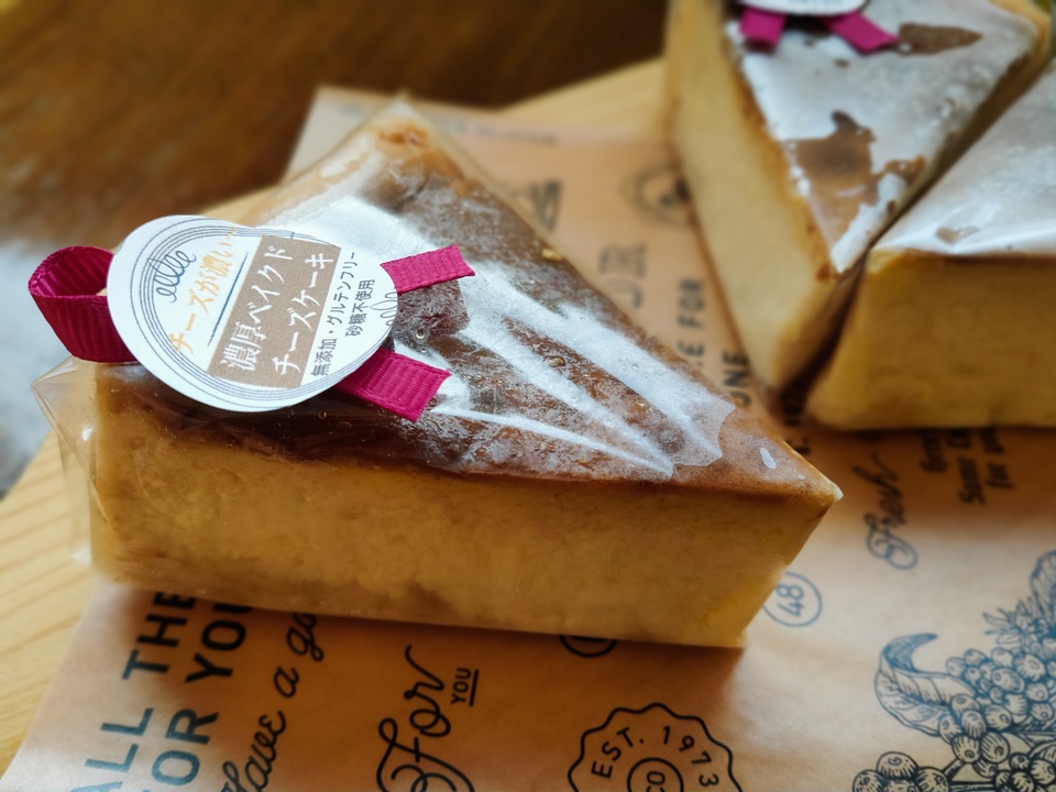 無添加・小麦・砂糖不使用なのにチーズが濃くて満足できる。濃厚ベイクドチーズケーキ