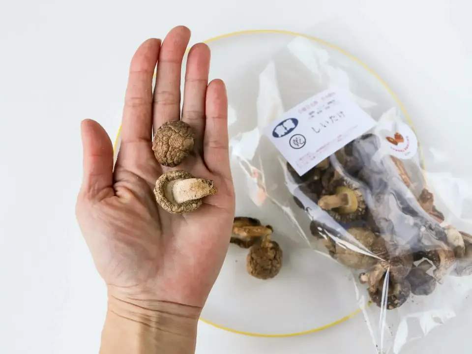 原木栽培　乾燥しいたけ　冬菇 900㌘ Amazon.co.jp: 干し椎茸 どんこ 原木 栽培 無農薬 静岡県 伊豆産 椎茸