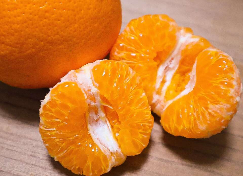 手で皮を剥いて食べられる！「はるみ」