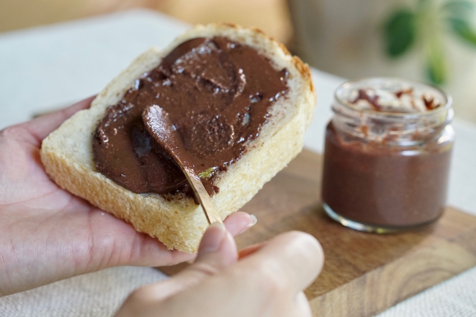 アーモンドとカカオの香ばしさが広がる【カカオアーモンドバター】塩チョコのようなあと引く美味しさ、とろける贅沢スプレッド