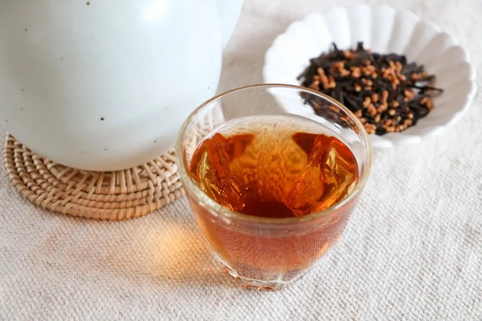 玄米ほうじ茶 京都の農薬不使用栽培ほうじ茶と、有機玄米使用。