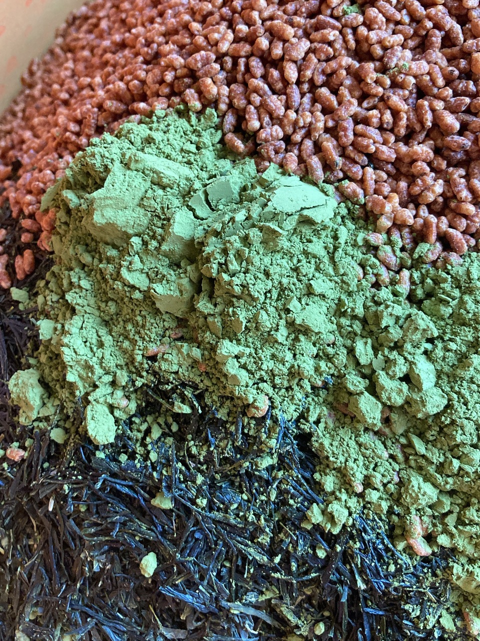 玄米茶飲み比べセット、抹茶入り玄米茶と玉露玄米茶と、農薬不使用茶と有機玄米。