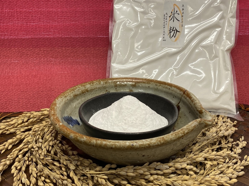 自然栽培米の米粉【900g】使いやすいチャック付きの袋でお届けします。
