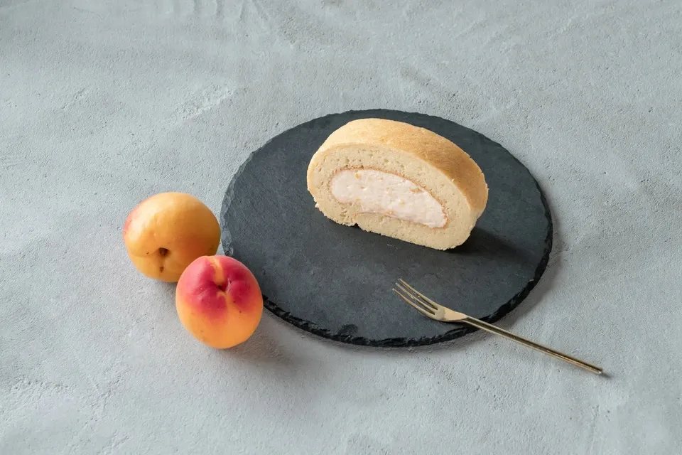 <無添加・あんずのロールケーキ1本>有機農家の厳選素材でふわっ、もちっの新食感