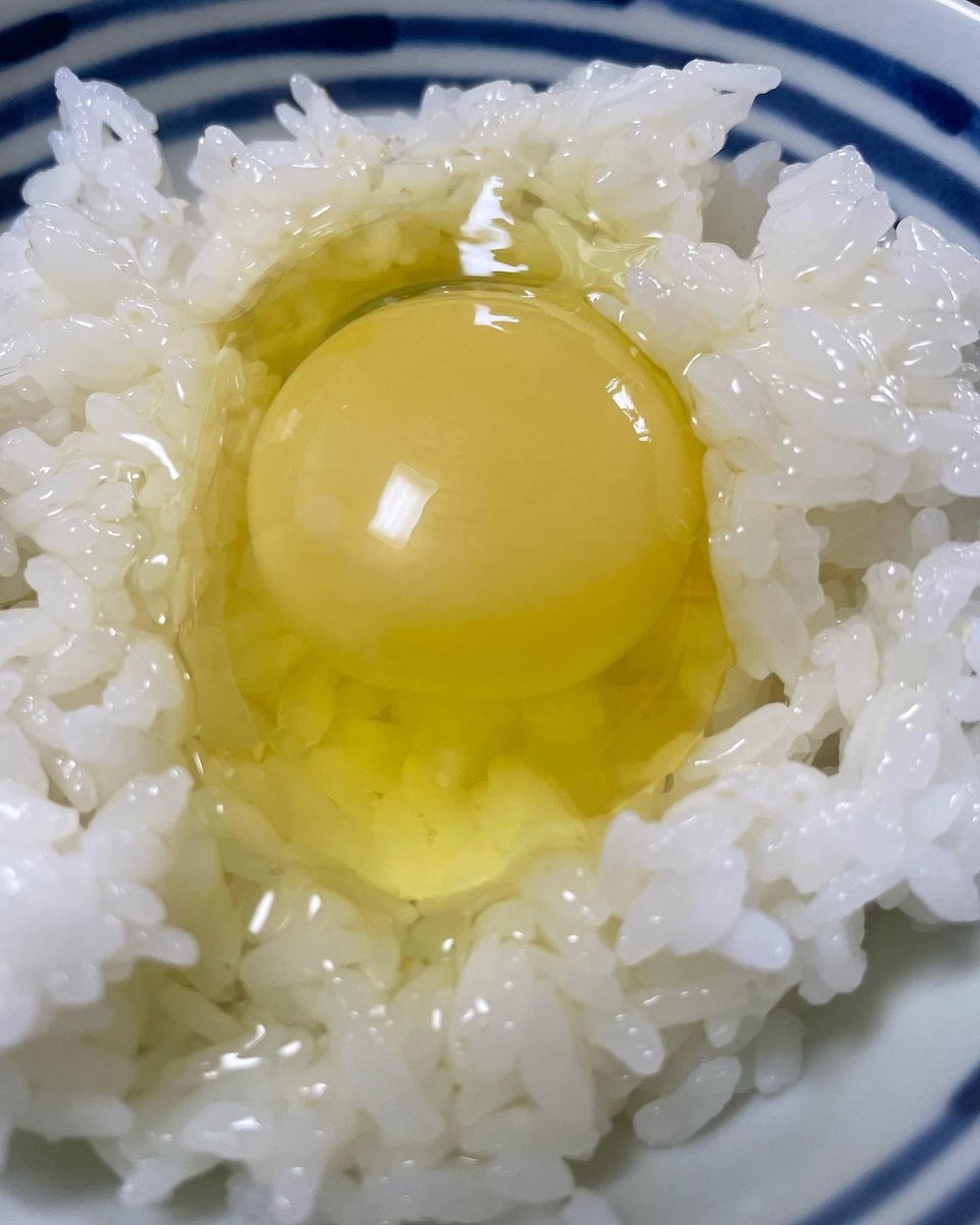 ＜平飼いのんびり卵＞おからや米粉など自家配合飼料で自然養鶏