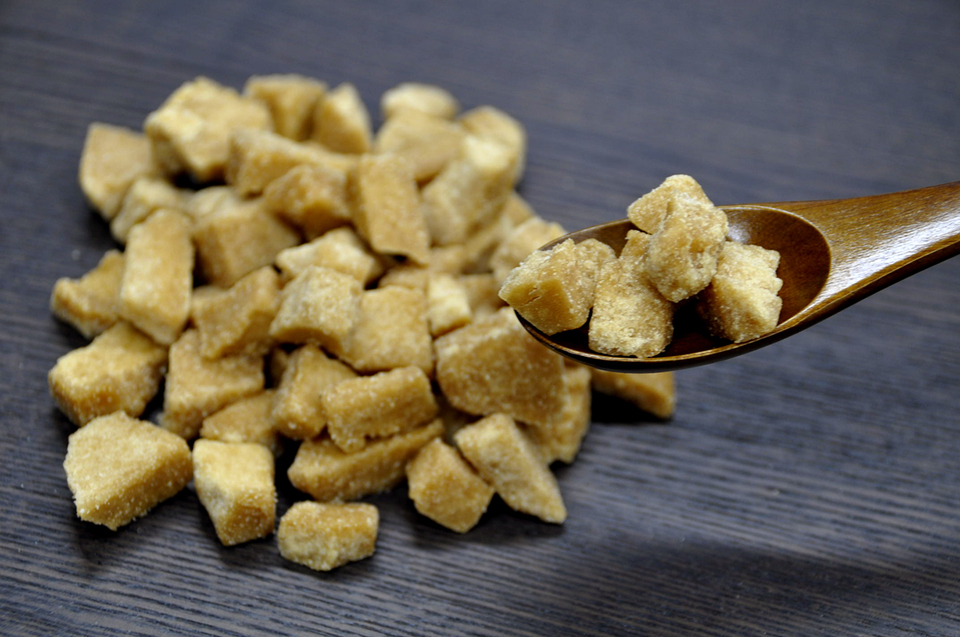 1年に1回だけの製造　サトウキビ100% の黒糖（イリノザトウ）　BROWN SUGAR