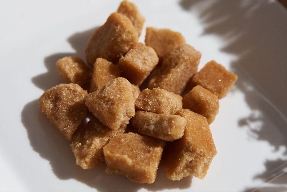 1年に1回だけの製造　サトウキビ100% の黒糖（イリノザトウ）　BROWN SUGAR