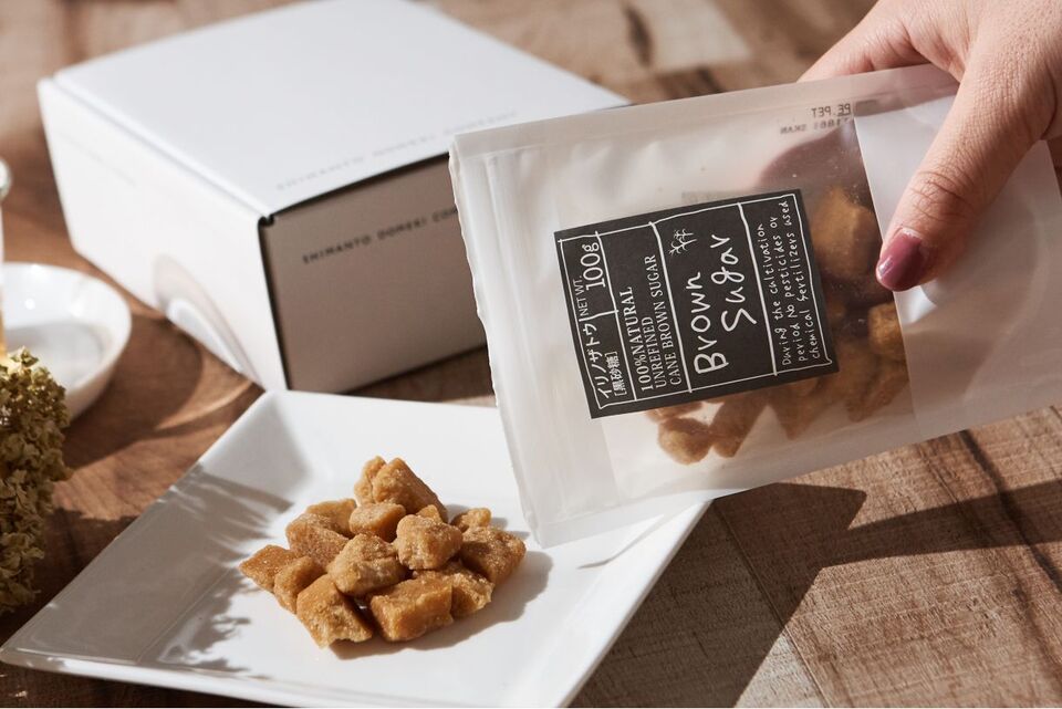 1年に1回だけの製造　サトウキビ100% の黒糖（イリノザトウ）　BROWN SUGAR