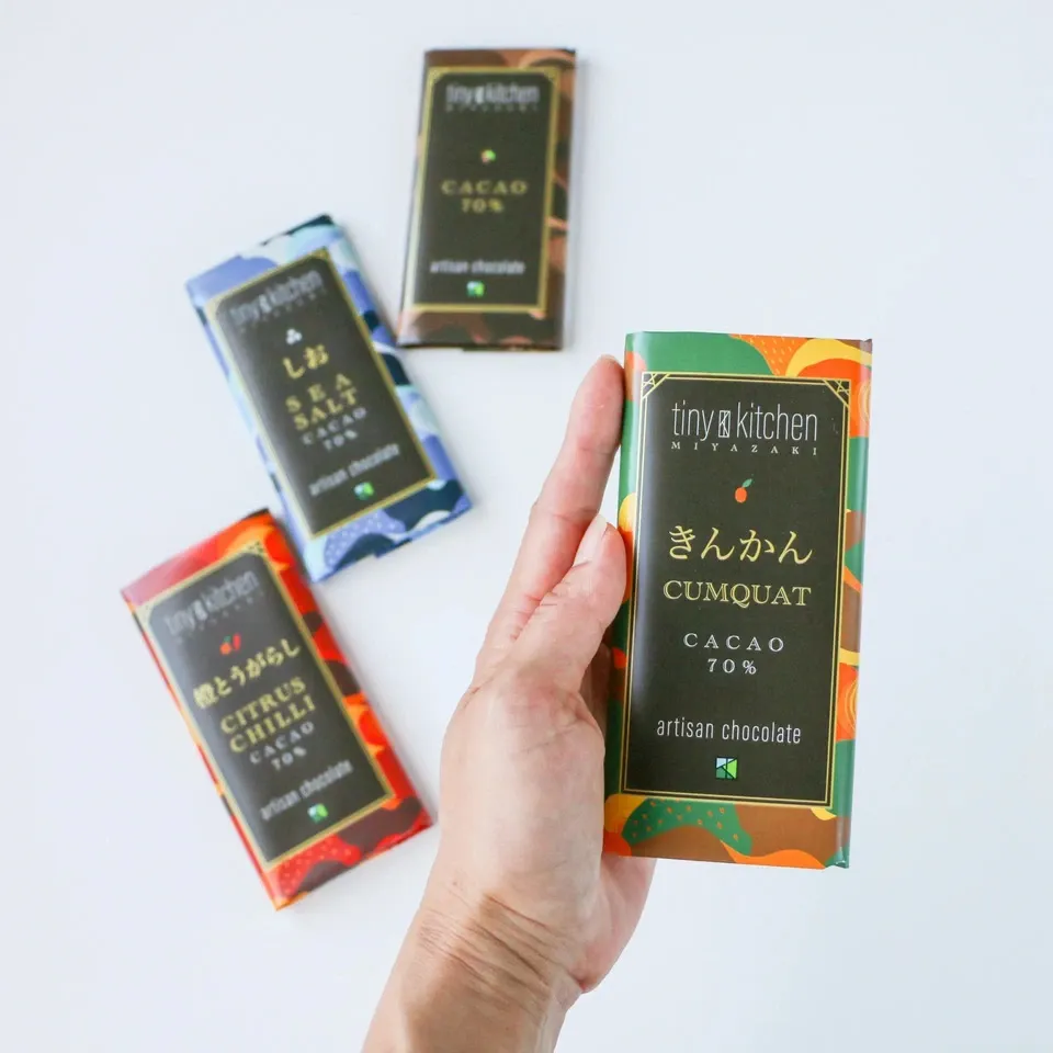 ちょこりんちょこたん＊青空とヤシの木背景アクリル表札＊45度斜めカット 宮﨑発、添加物、白砂糖不使用クラフトチョコレート単品（プレーン