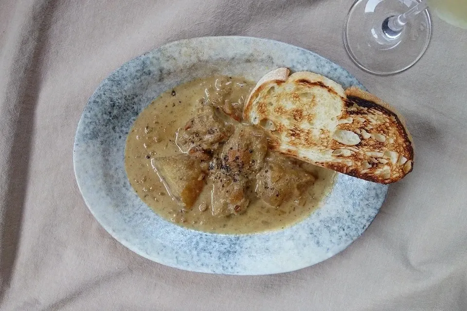 千葉県産食材をたっぷり使用<ながいき梨と白ワインのチキンカレー>ワインにあうカレー
