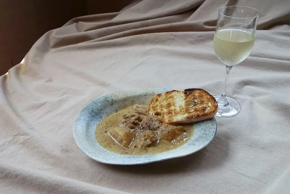 千葉県産食材をたっぷり使用<ながいき梨と白ワインのチキンカレー>ワインにあうカレー