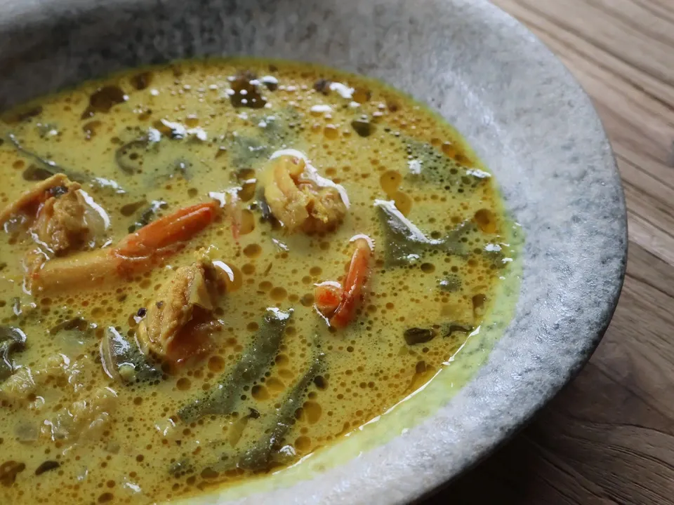 〈旬〉のらぼう菜とマッシュルームのエビカレー