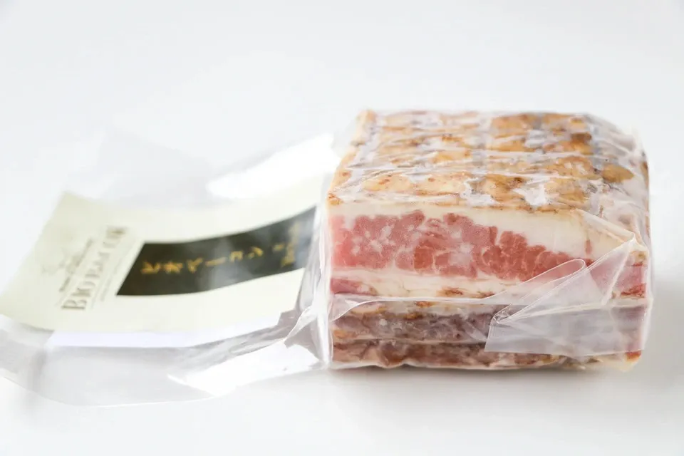 お肉と塩だけ＜BIOベーコン＞独自製法完全無添加・自然放牧フランス産豚・長期熟成天日海塩