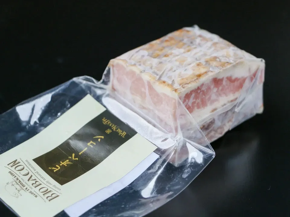 お肉と塩だけ＜BIOベーコン＞独自製法完全無添加・自然放牧フランス産豚・長期熟成天日海塩