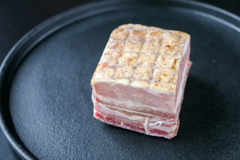 お肉と塩だけ＜BIOベーコン＞独自製法完全無添加・自然放牧フランス産豚・長期熟成天日海塩