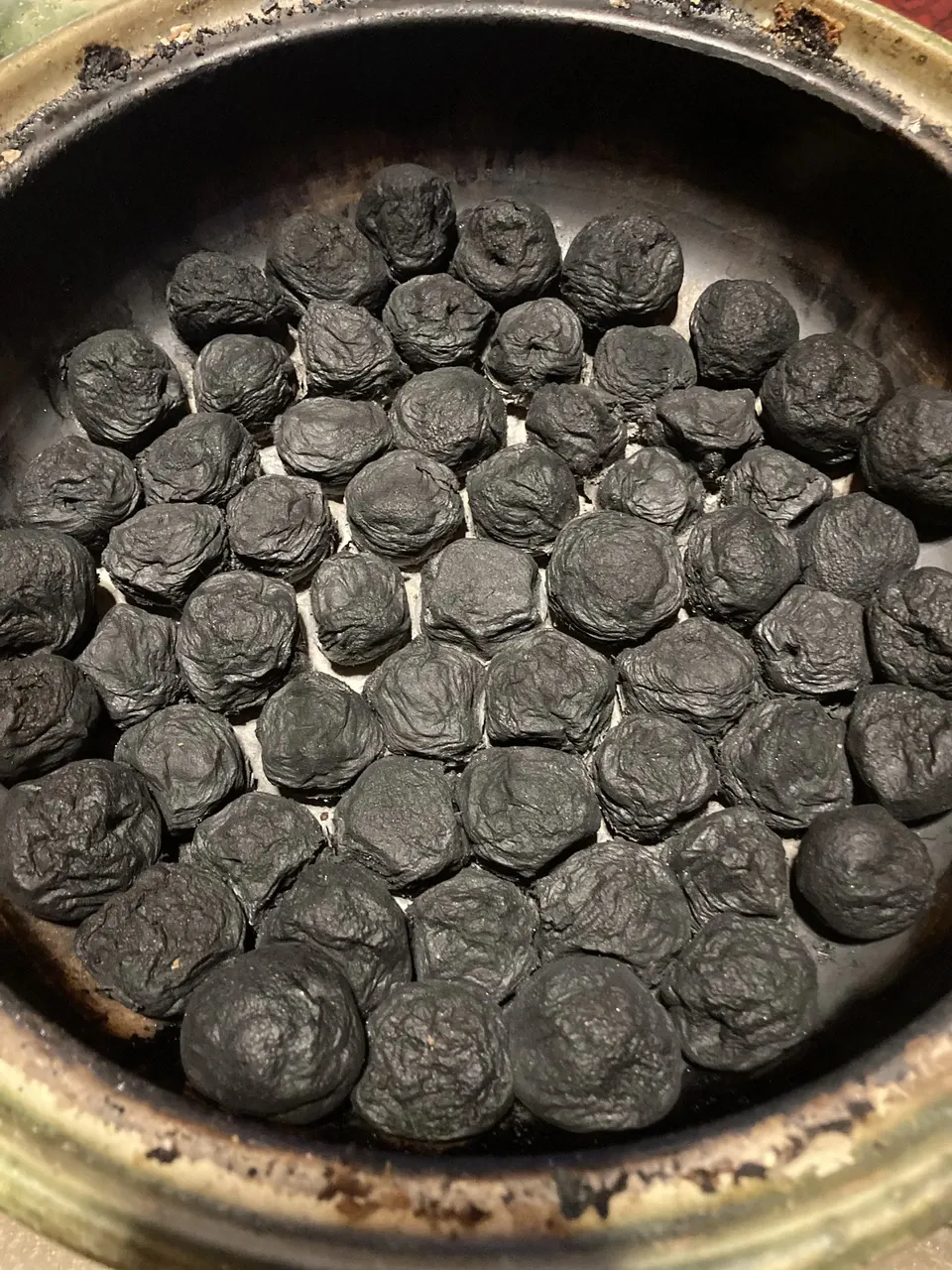 香ばしさと梅の旨みを楽しむひとさじ習慣＜梅干しの黒焼き＞3年熟成の自然梅干しを土鍋と炭火でじっくり24時間蒸し焼きにした昔の知恵