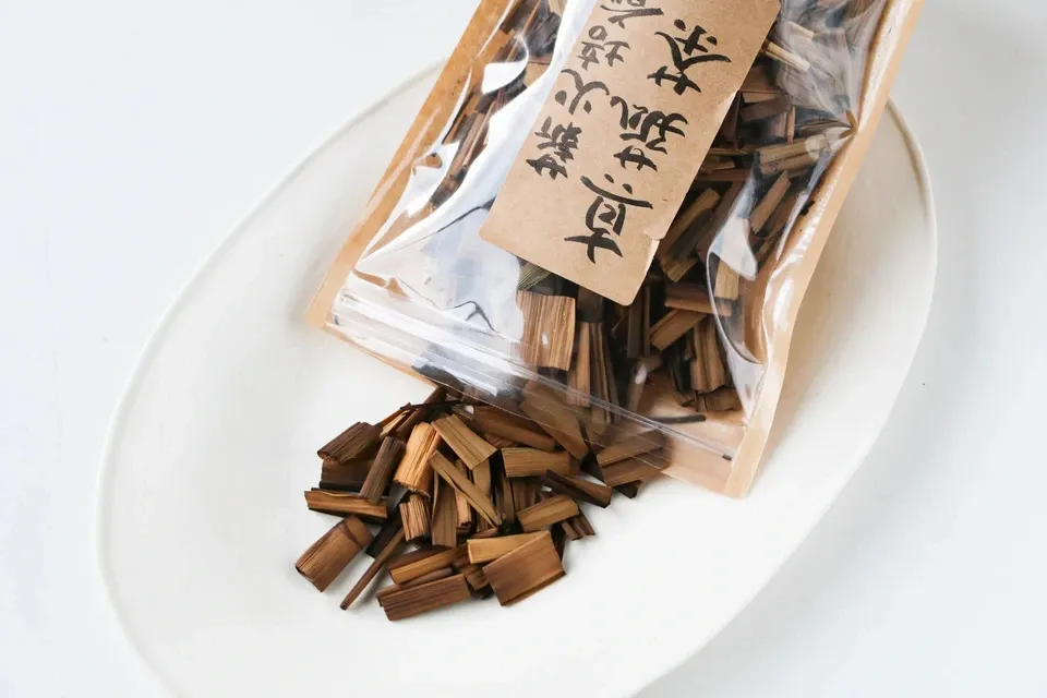 薪火で深煎り焙煎＜真菰茶＞農薬・化学肥料不使用の真菰を香ばしく仕上げたノンカフェインのお茶