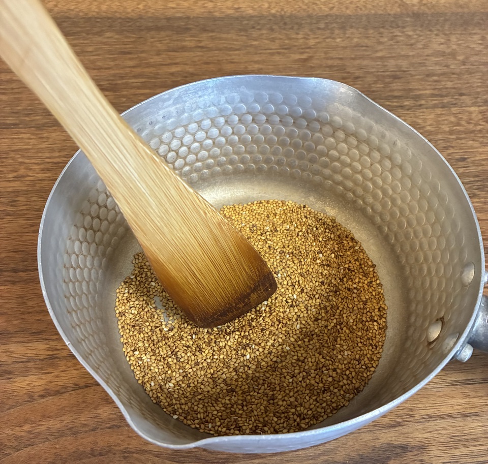 香ばしさ際立つ〈自然栽培金ごま〉焙煎を楽しむ洗いごま／農薬・化学